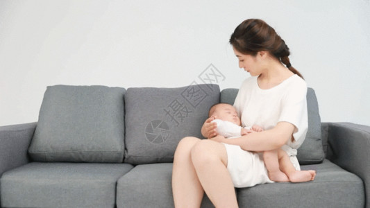 沙发上的孩子妈妈哄宝宝GIF睡觉高清图片