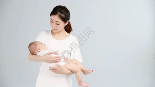 女性拥抱妈妈哄GIF宝宝睡觉高清图片