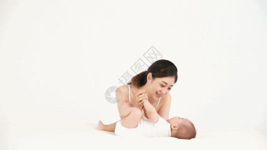床上婴儿妈妈逗宝宝GIF高清图片