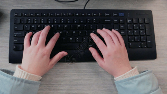 双手叉腰的人键盘打字GIF高清图片
