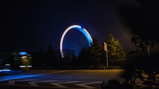 行驶在路上的汽车常州无轴式摩天轮夜景延时摄影GIF高清图片