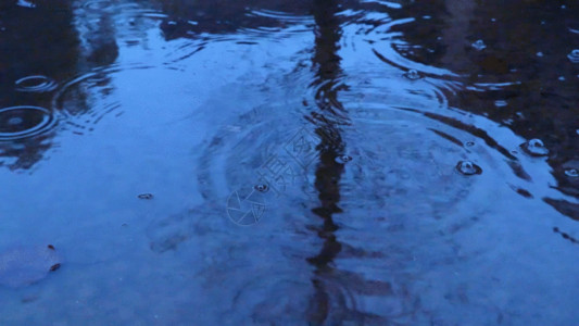 烟雨长廊湖面雨滴GIF高清图片