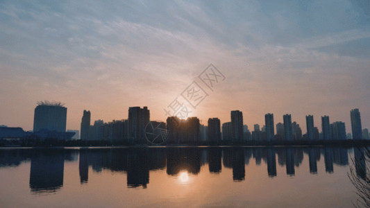 倒影城市城市湖面景色GIF高清图片