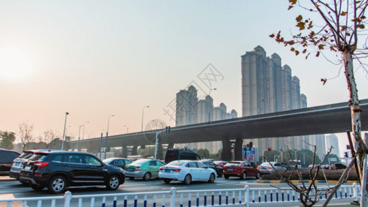 交通高架高架下等红绿灯的车流延时GIF高清图片
