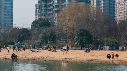 海滩嬉戏玩耍沙滩上玩耍的人们GIF高清图片