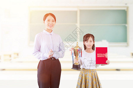 快乐的两个女孩老师给学生颁奖设计图片