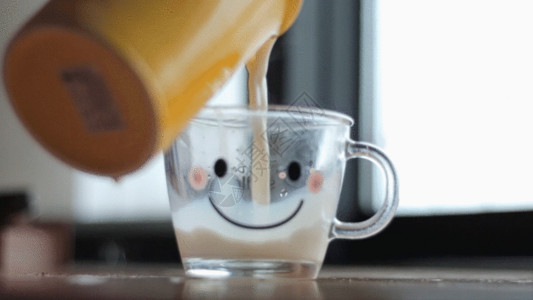 牛奶肌冲咖啡GIF高清图片