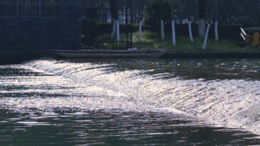 流动的湖水实拍GIF图片