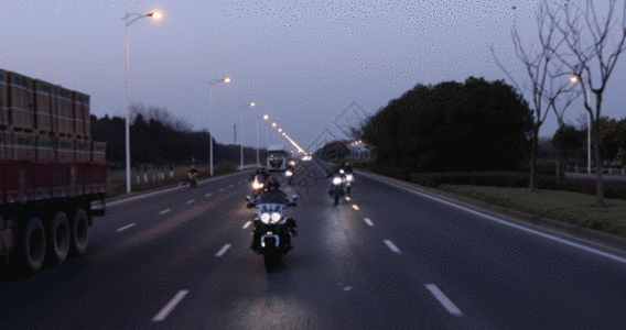 晚上摩托车车队飞驰GIF图片