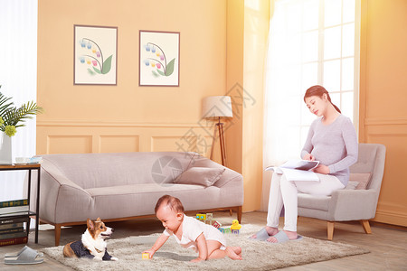 玩耍的婴儿在家带孩子的二胎妈妈设计图片