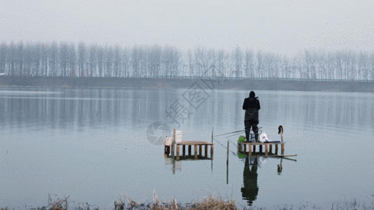 冬天湖里钓鱼GIF图片