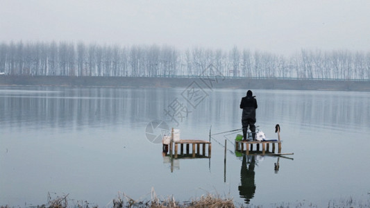 钓鱼的渔夫冬天湖里钓鱼GIF高清图片