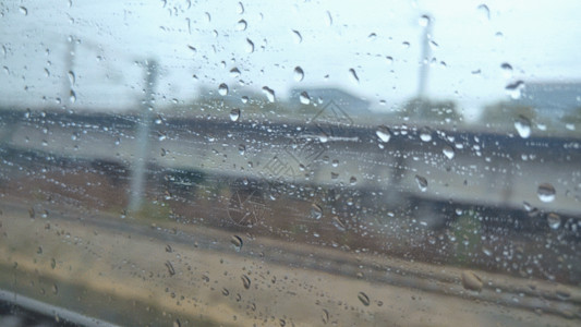 雨水打在玻璃上流动视频GIF图片素材