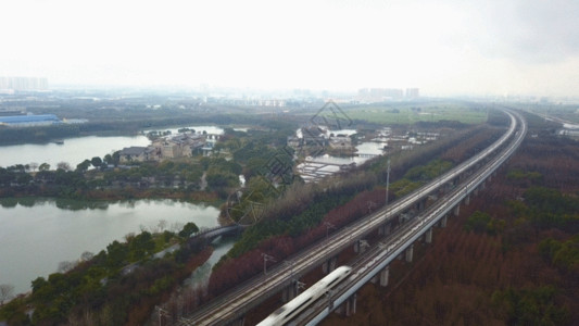 风雨桥高铁动车GIF高清图片