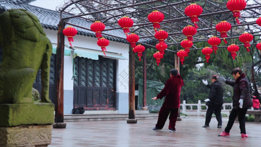 雕塑建筑清晨公园打太阳练剑老人GIF高清图片