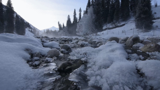 温泉浴场新疆冬季山区雪景河流GIF高清图片