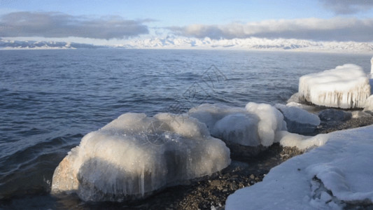 新疆湖泊新疆赛里木湖冰雪美景GIF高清图片