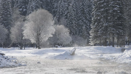 雾凇雪景新疆山区冬季河流雾凇GIF高清图片