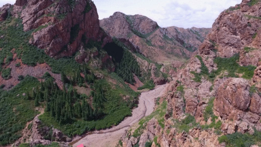 站在岩石上新疆山野夏季风光GIF高清图片