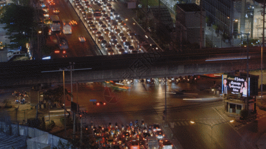 泰国曼谷夜晚繁忙的十字路口高峰期的车流GIF图片