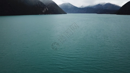 水面上多云西藏巴松措错高湖高清航拍原始素材GIF高清图片