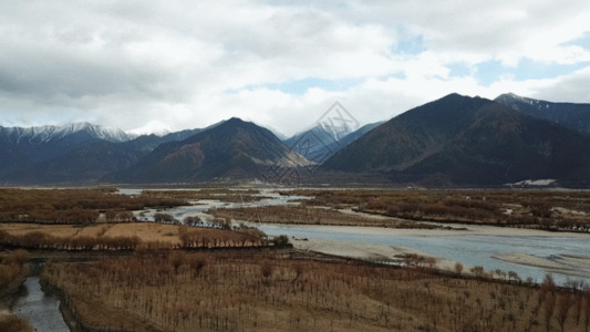 独山子大峡谷西藏雅鲁藏布大峡谷尼洋河航拍GIF高清图片