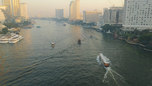 河岸城市中心建筑河流船只GIF高清图片