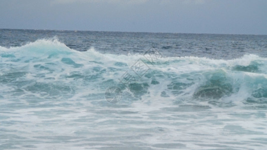 亲子活动海边海洋海浪翻滚袭来实景拍摄GIF高清图片