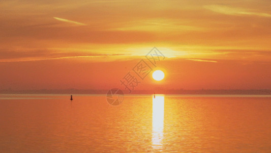 沙滩写字黎明日出平静的海面GIF高清图片