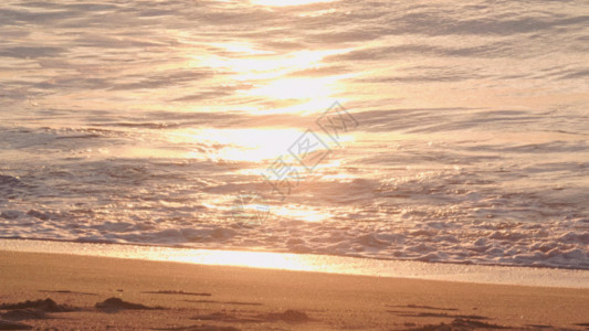 清晨的太阳太阳升起平静的海洋海浪海滩沙滩GIF高清图片