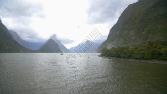 亚洲第一大瀑布平静的湖面大瀑布GIF高清图片