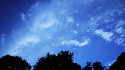 蓝色的天空流动的白云延迟拍摄GIF图片