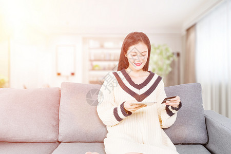 女孩沙发坐在沙发上看书设计图片