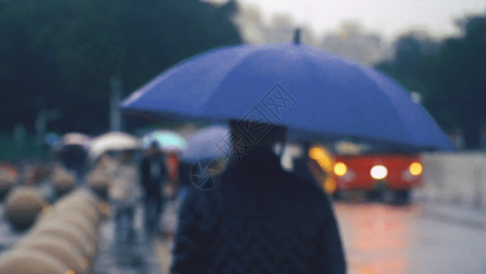 商务女性背影雨天街道上的行人GIF高清图片
