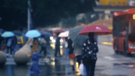 离开的背影雨天大街上打伞骑自行车的路人GIF高清图片