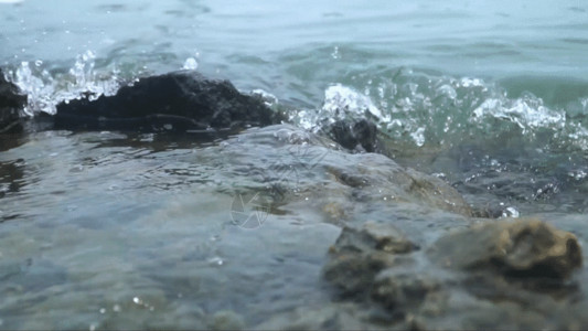 海浪冲击海滩边的海浪GIF高清图片