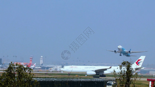 起飞的航班机场飞机起飞GIF高清图片