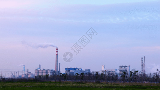 大型建筑工厂烟囱冒白烟延时摄影GIF高清图片
