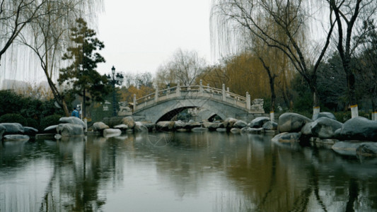 园林桥小桥雨水GIF高清图片