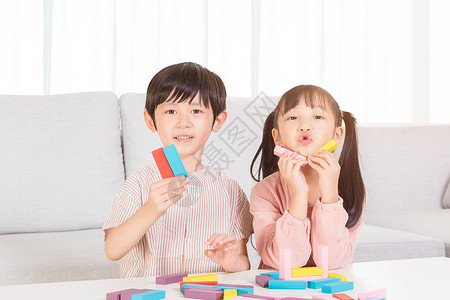 两个孩子玩滑梯儿童玩积木设计图片