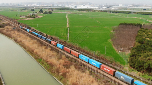 储能集装箱一列火车经过GIF高清图片