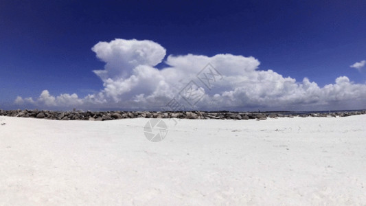 沙滩休闲白沙滩边上的白云翻腾延时摄影GIF高清图片