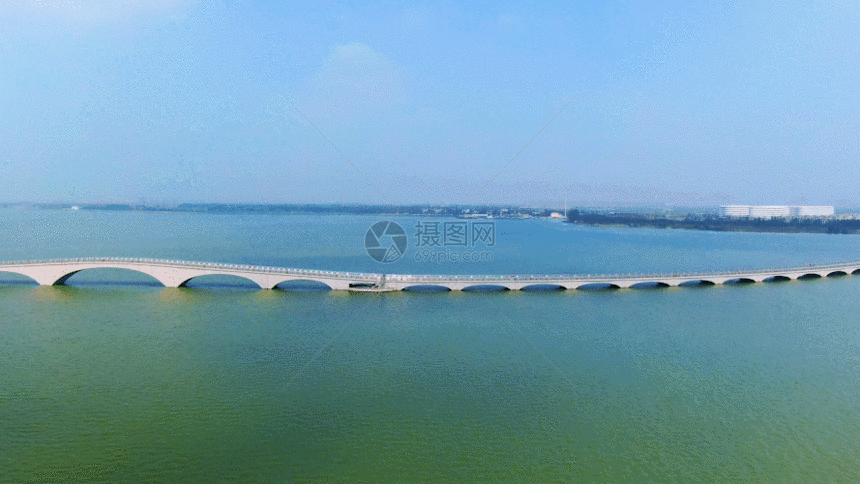 航拍上海最大淡水湖泊彩虹桥GIF图片