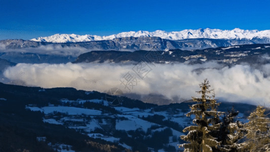 红土高原烟雾笼罩的昆仑山雪山GIF高清图片