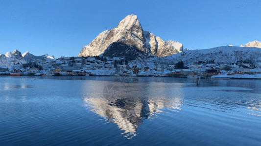 在水中游泳的人雪山在海面倒影延时视频GIF高清图片