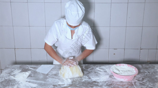 做糕点的厨师制作面食GIF高清图片
