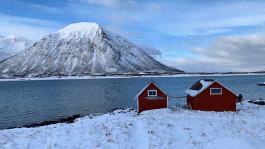 欧洲雪山海边孤独的红木屋GIF高清图片