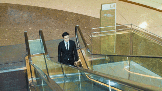 穿西装的男士乘坐电梯GIF图片