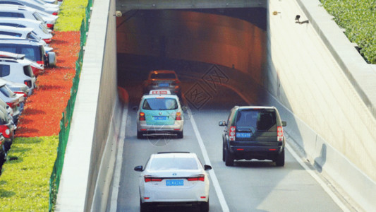 驾车旅行汽车驶入地下隧道GIF高清图片
