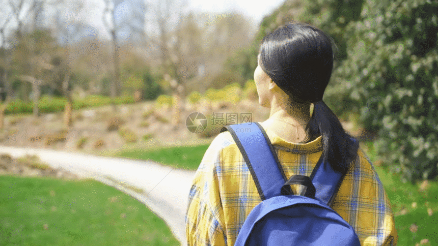 背着书包的女生户外郊游背影GIF图片